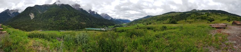 Vue panoramique sur les montages du Parc National Suisse et la vallée de Scuol