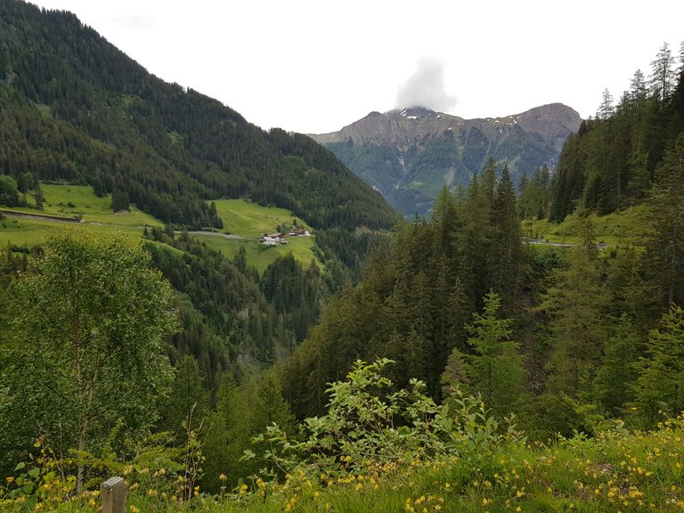 Vue sur les Montagnes de Suisse à droite et d'Autriche à gauche et au centre depuis la route vers Samnaun