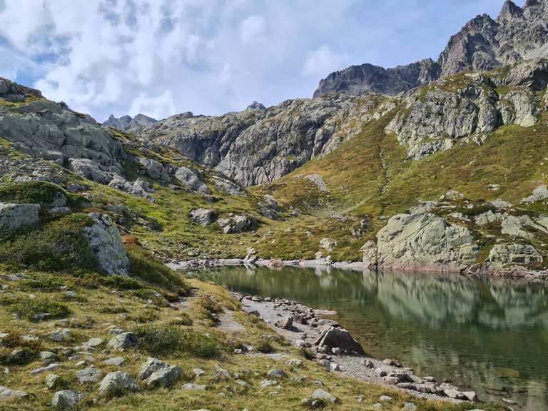 Vue sur un des lacs de Cheserys et l'Aiguille de Mesure