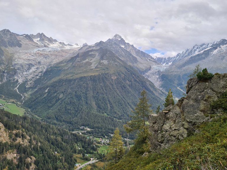 Vue sur l'Aiguille de Tour, le glacier de Saleina, la ville d'Argentière, l'Aiguille d'Argentière et le glacier d'Argentière