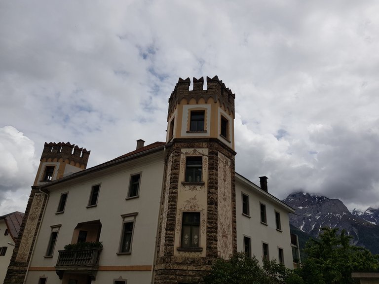 Vue sur un batiment avec des décorations peinturées typique de la région de l'engadine depuis Sent