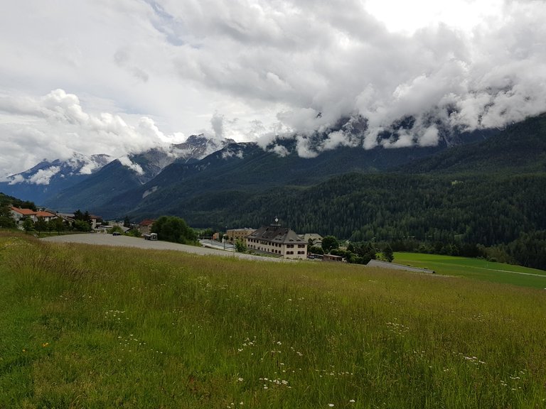 Vue sur la Gare de Scuol et les montagnes du Parc National Suisse depuis la route vers Ftan