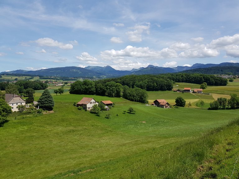 Vue sur la campagne de Grange et les pré-Alpes depuis Grange