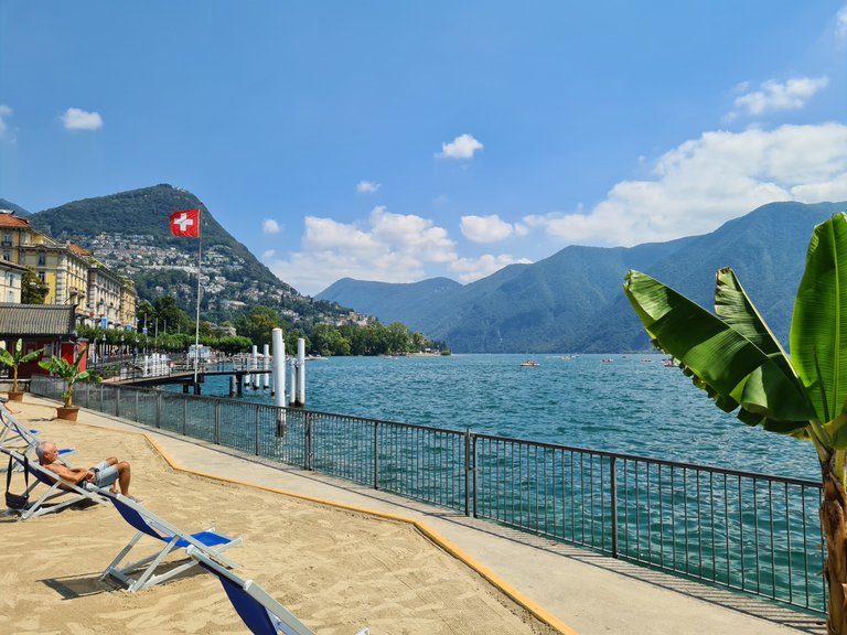 Vue sur la "Plage" de Lugano, le lac de Lugano et les Alpes Suisses depuis Lugano en Suisse