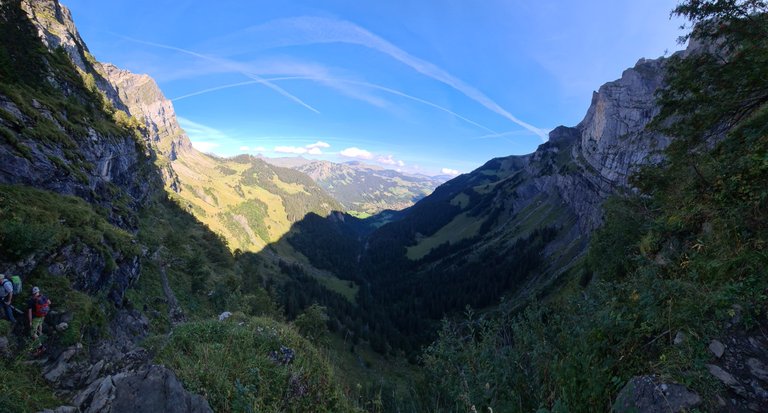 Vue panoramique sur la ville de Champery et les montagnes environnantes depuis le Pas d'Encel