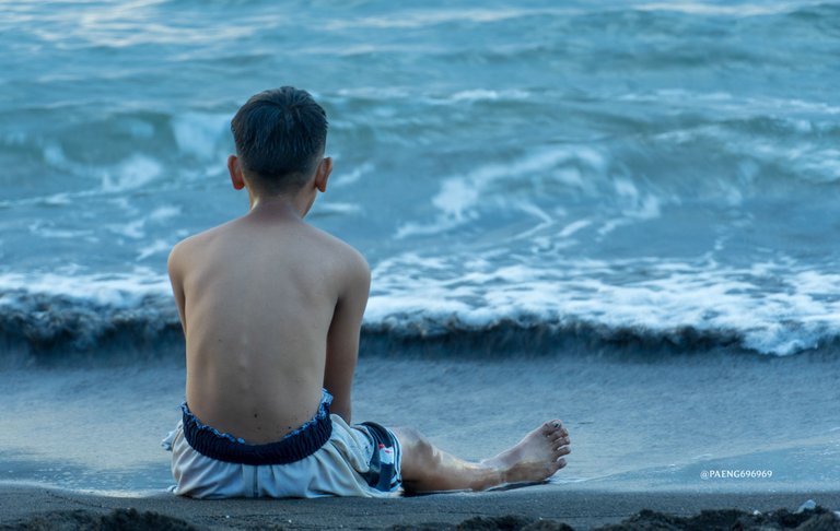 kid staring at  the ocean.png