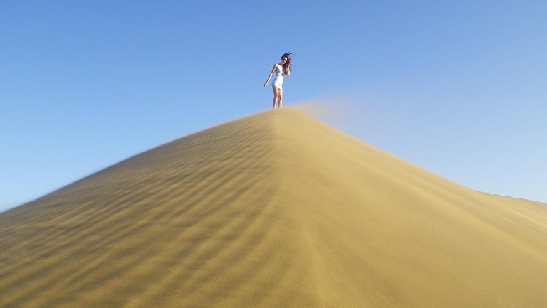 girl-on-the-dune-280028_1280.jpg