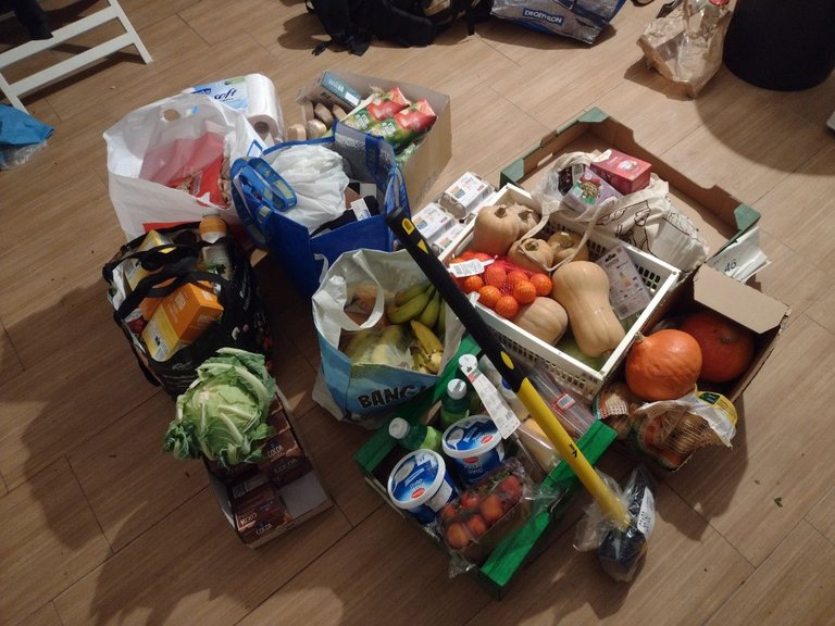 The first grocery shopping tour, including half a dozen pumpkins and yes, a new wood splitting axe ;)