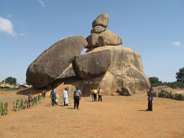 Riyom-rocks-along-the-Abuja-Jos-highway-with-a-natural-arrangement.jpg