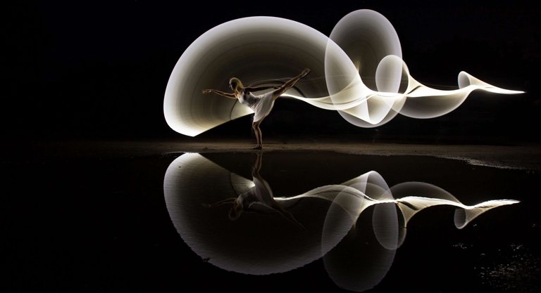 LightPainting-Gunnar-Heilmann-freehand-tube-reflection-light-dancer-001.jpeg