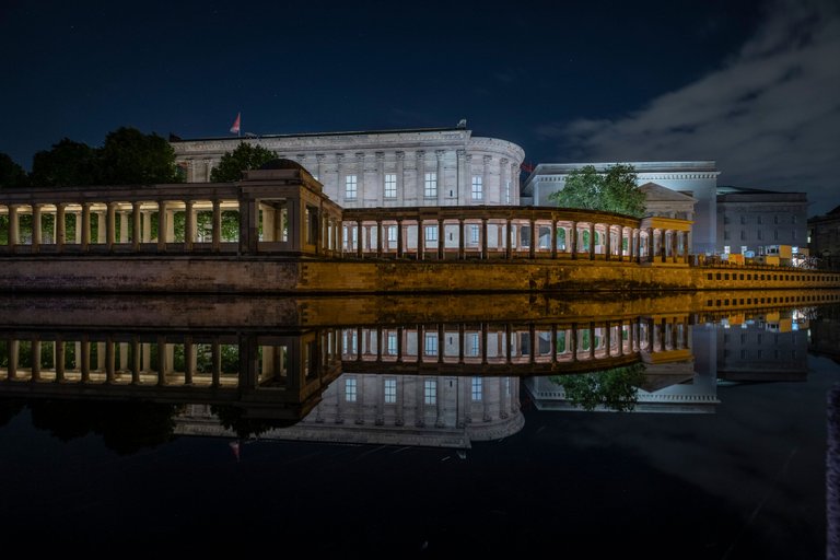 20250531_XT202459_Museumsinsel_Reflection_Berlin.jpg