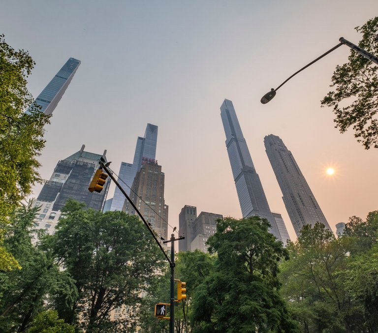 20230607_XT208399_CP_Trafficlight_Sun_1x1.jpg
