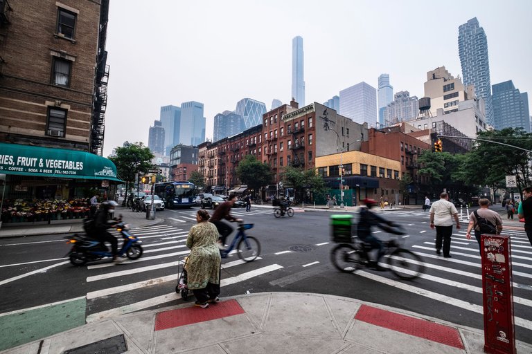 20230608_XT208523_NYC_9th-52West_day_Fog.JPG
