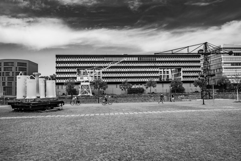 XT207147_Duisburg Hafen Promenade.jpg