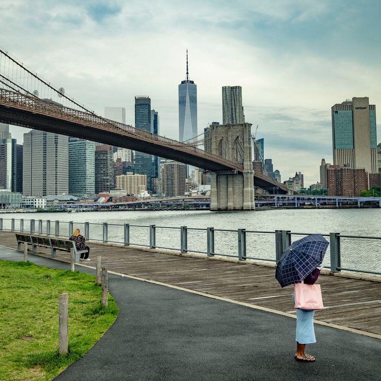 20230614_XT209660_NYC_BrooklynBridge_Regenschirm.jpg