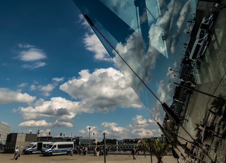 20250530_DSC01115_Police_Refection_Berlin.jpg
