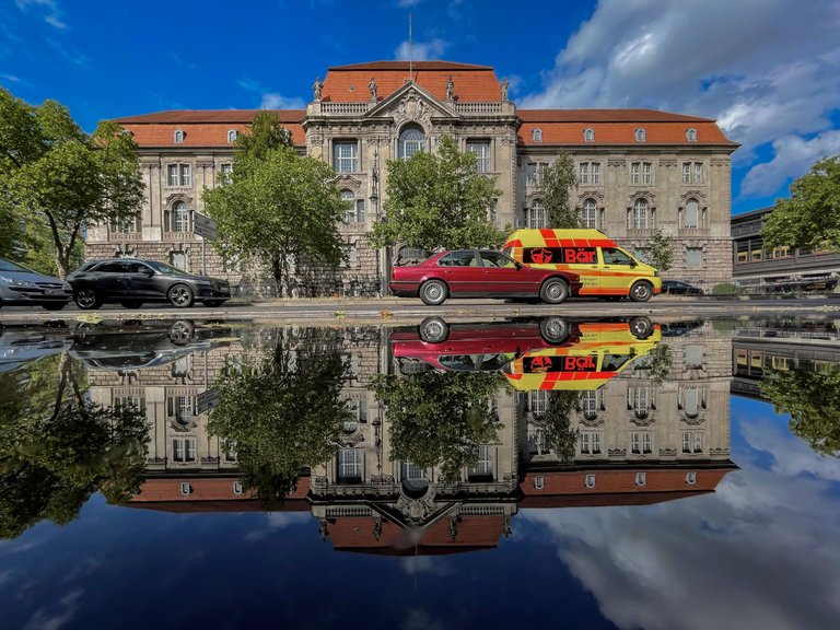 IMG_4993_Reflection_Ambulance_2_Berlin.jpg