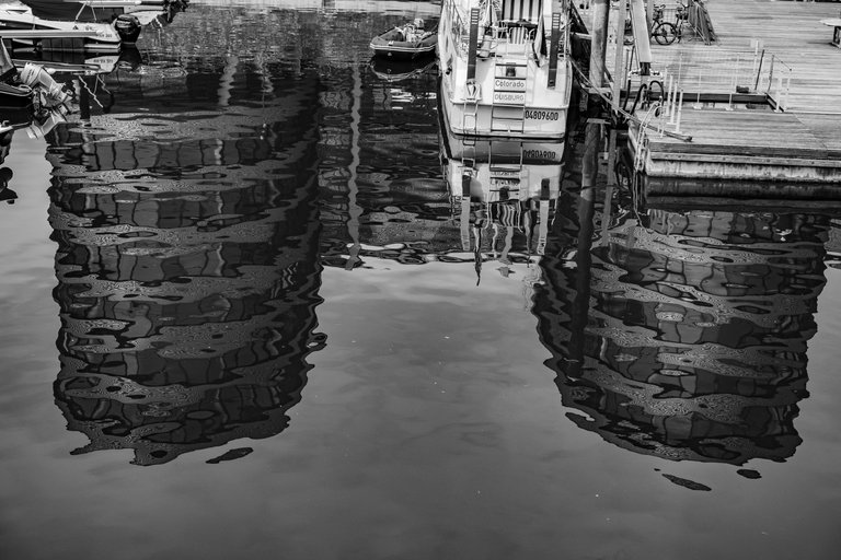 XT207179_Duisburg Hafen Mirror.jpg