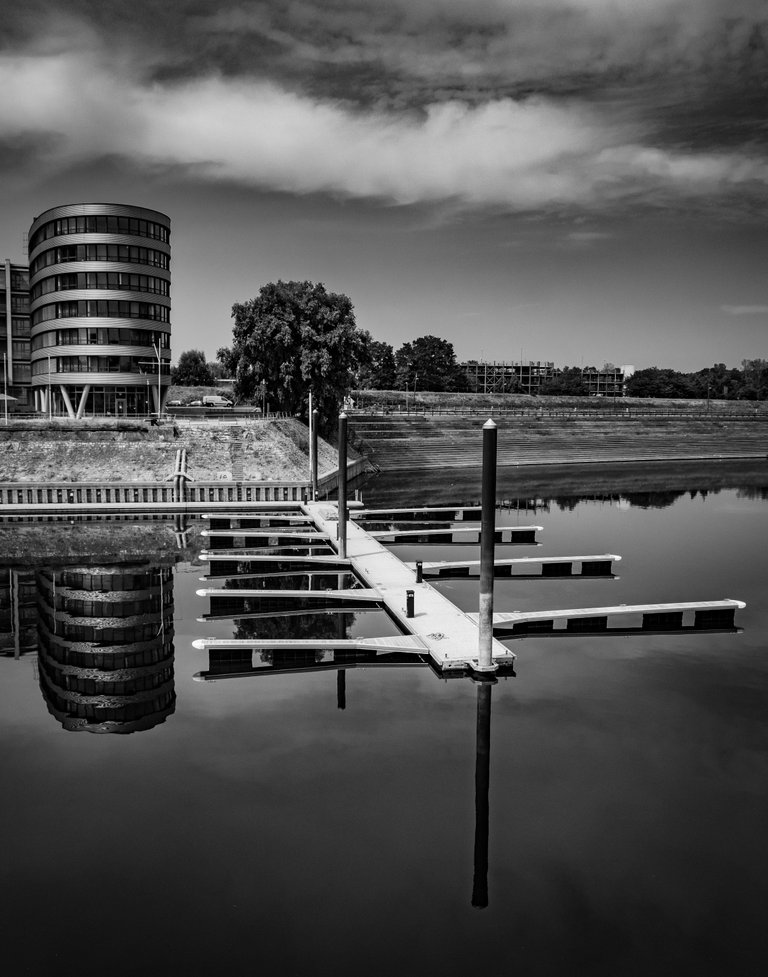 XT207199_Duisburg Hafen Steg.jpg