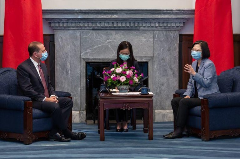 蔡英文总统（右）在8月10日在台北市总统府会见了美国卫生和公共事务部长亚历克斯·阿扎尔（左）。资料来源：今天的PO /台湾
更重要的是，自1979年以来在台北与台北领导人会晤以来，最高级别的美国代表团仅在两天后就采取了重大的象征性举动。