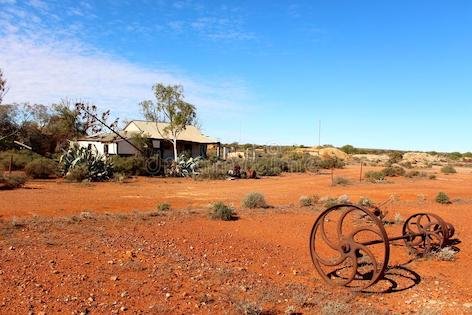 old-farm-house-west-australian-outback-australia-55887524.jpg