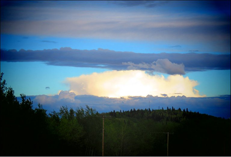 intresting light brightens 1 cloud among dark clouds.JPG