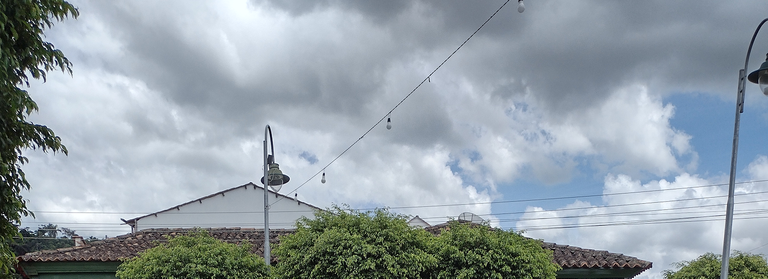 cloudsroofstreesConservatória.png