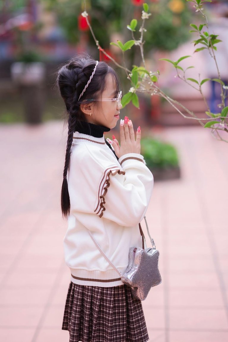 free-photo-of-girl-with-star-bag-standing-with-hands-clasped.jpeg