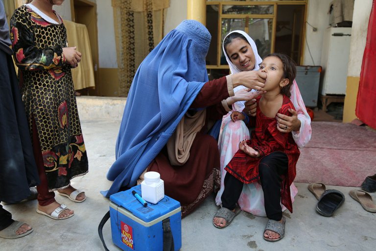 polio-vaccinating-child-afghanistan.jpg