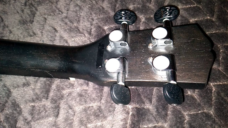 Individual tuning pegs front side | Einzelne Stimmwirbel vorne