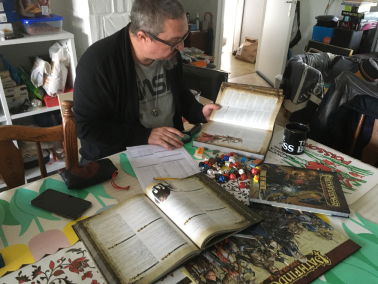 Votre serviteur devant ses livres de règles pathfinder.