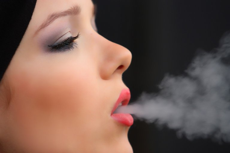 girl-smoke-cigarette-2198839_1280.jpg
