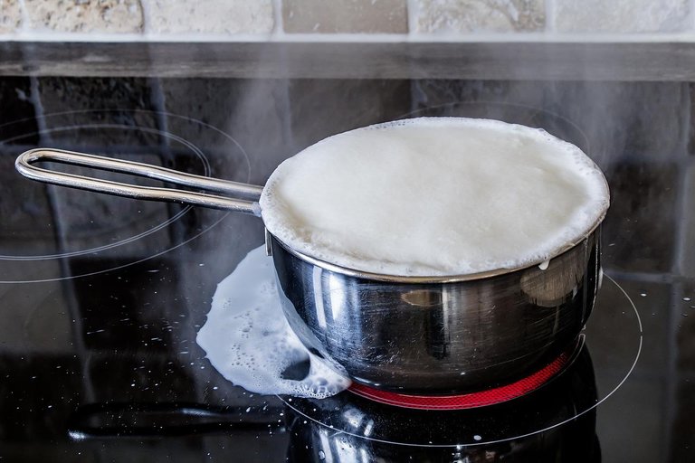 boiling-over-of-milk-gaffe2a74e_1280.jpg