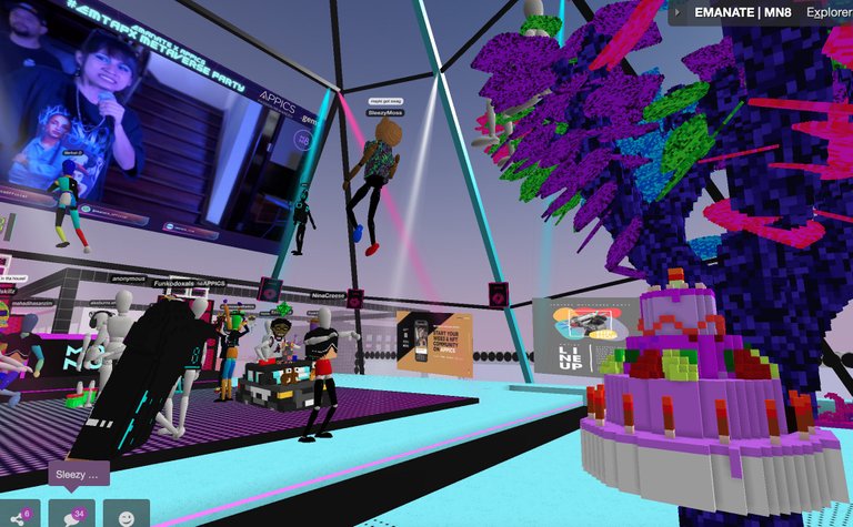 Mayki Graff metaverse show in Voxels 01.jpeg