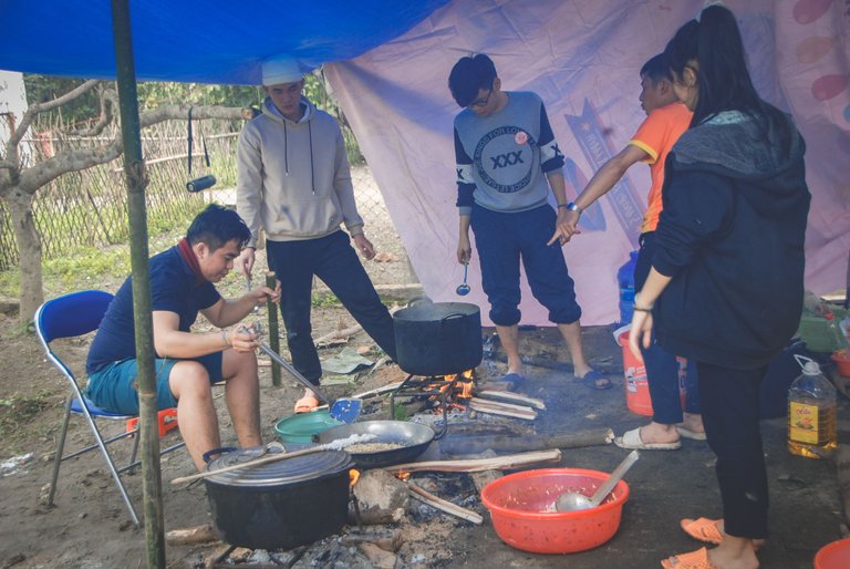 The dining team was making food. It's hard to imagine how you can cook for more than 100 people in such a small kitchen