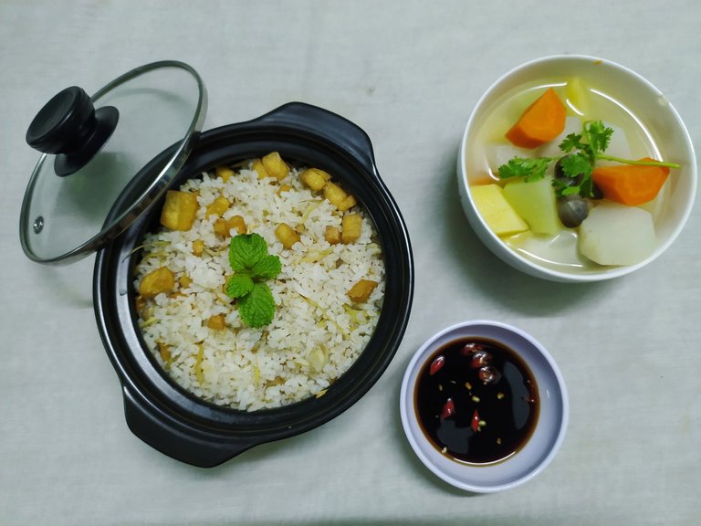 Fried rice with lemongrass, vegetables soup with mushroom.