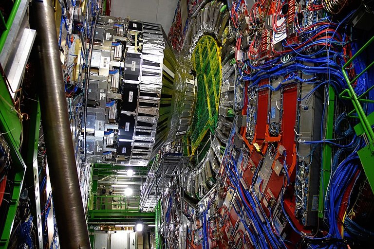 1024pxCERN_LHC_CMS_08.jpg