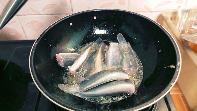 Step 4 - Put the fish on to the boiling oil.JPG