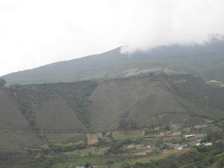 Hay muchos paisajes hermosos en el trayecto y que es una zona productora de hortalizas, flores y frutas como la fresa.