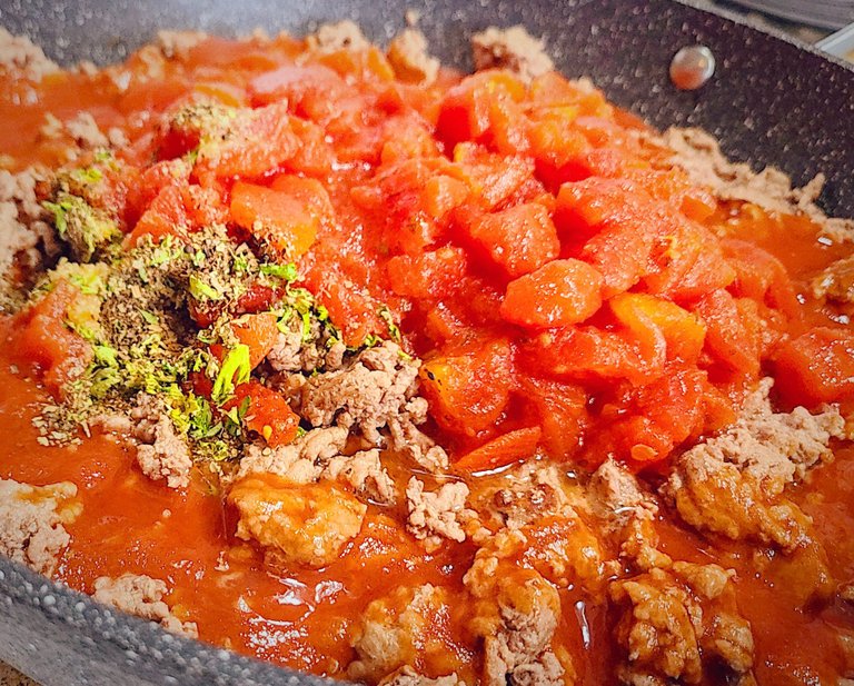 tomatoe mix on top of beef in pan.jpeg