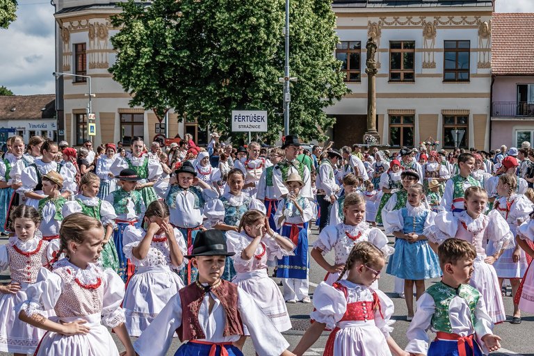 Many children in folk costume take part in the festival-1.jpg