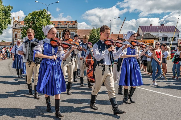 Folk music in regional costumes in parade-1.jpg