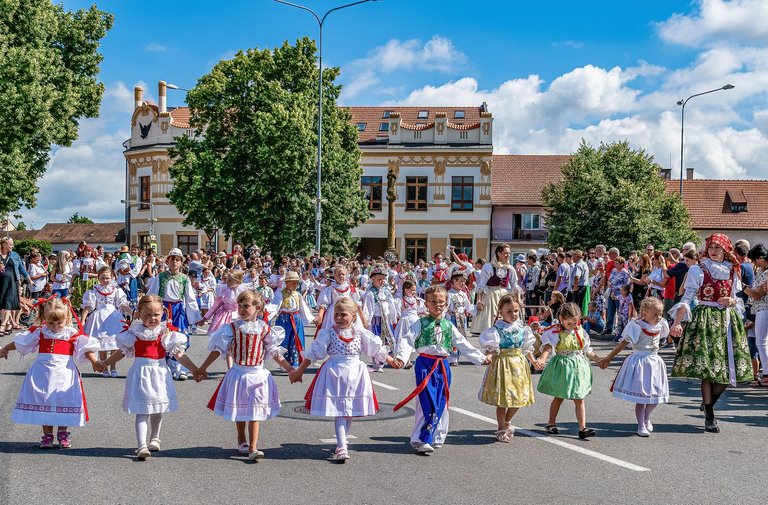 Children in folk costumes take part in the festival-1.jpg