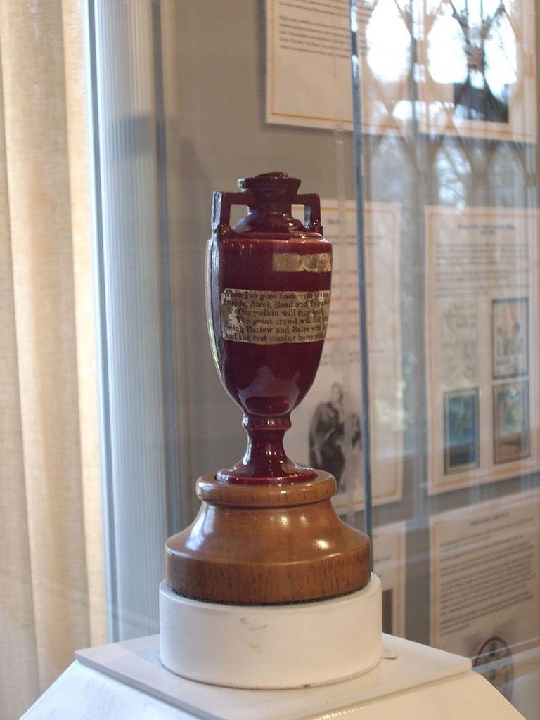 800px-Ashes_Urn.jpg