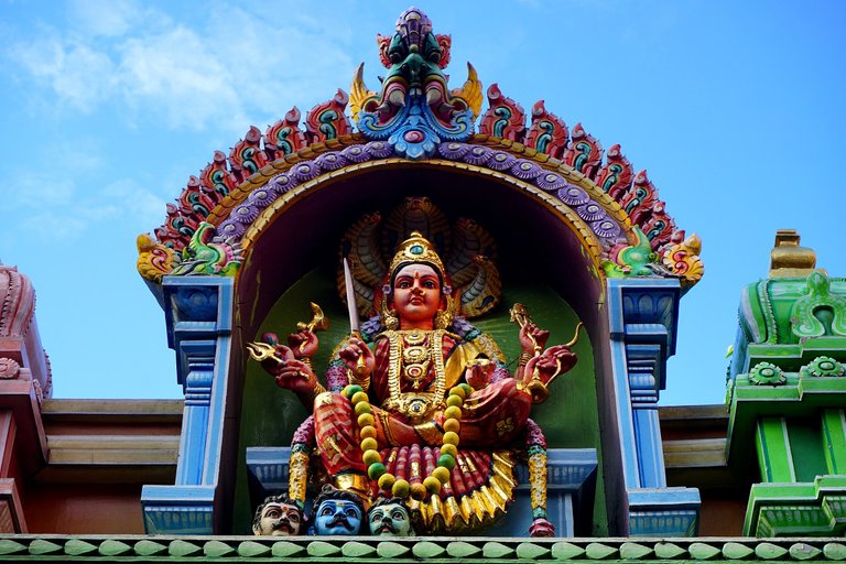 Veerammakaliamman Temple, Singapore. Anandajoti Bhikkhu from Sadao, Thailand, CC BY 2.0, via Wikimedia Commons.