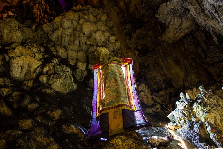 "Gemu Goddess Cave banner, August 2018." Jason Zhang, CC BY-SA 3.0, via Wikimedia Commons.