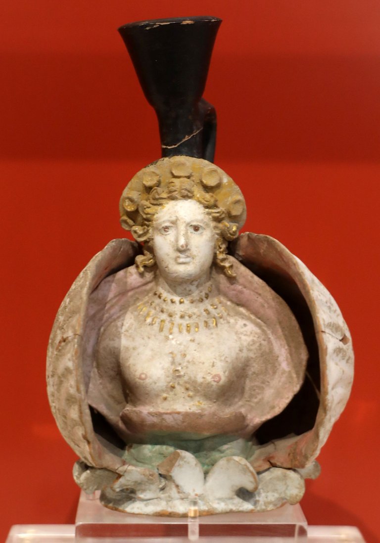 Lekythos plastico con protome di venere anadyomene. Francesco Bini, CC BY-SA 4.0, via Wikimedia Commons.