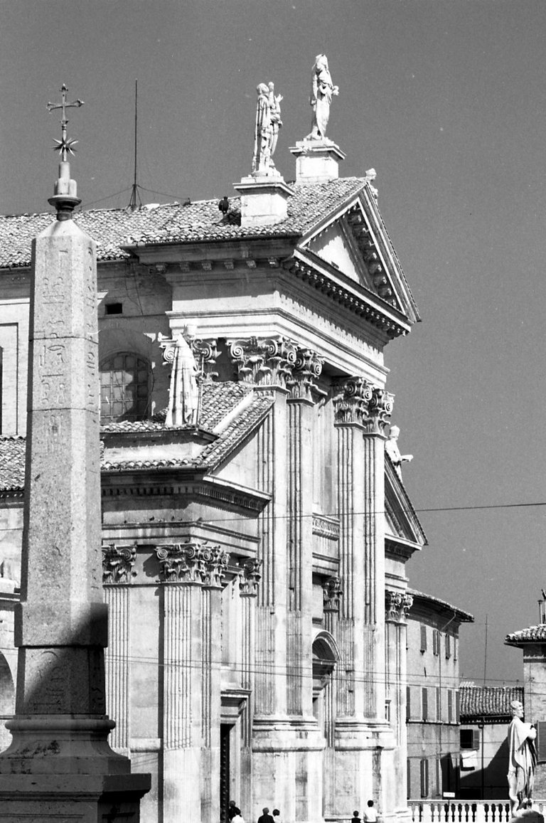 Paolo Monti, CC BY-SA 4.0, via Wikimedia Commons. Color edits.