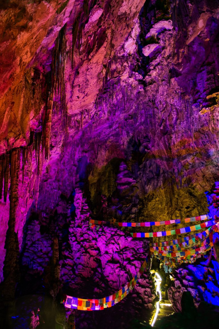 "Gemu Goddess Cave, August 2018." Jason Zhang, CC BY-SA 3.0, via Wikimedia Commons.