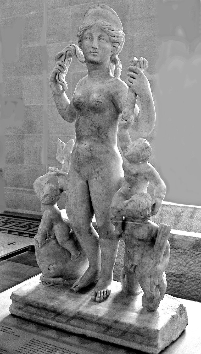 Venus Anadyomene. Louvre Museum, CC BY-SA 3.0, via Wikimedia Commons.